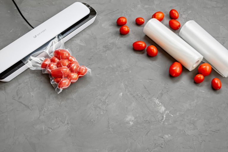 Sellador de bola blanco sellando tomates