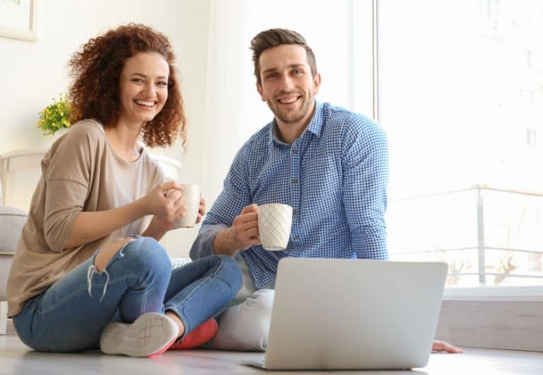 Una pareja disfrutando de un café juntos