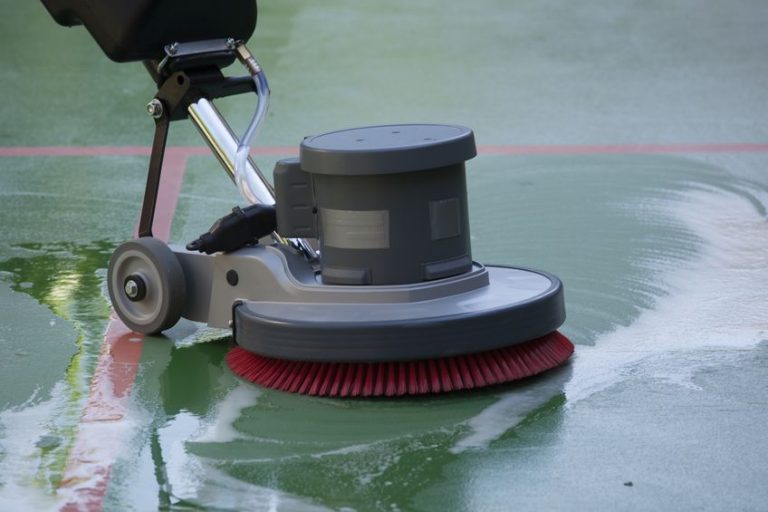 Pulidora en suelo verde