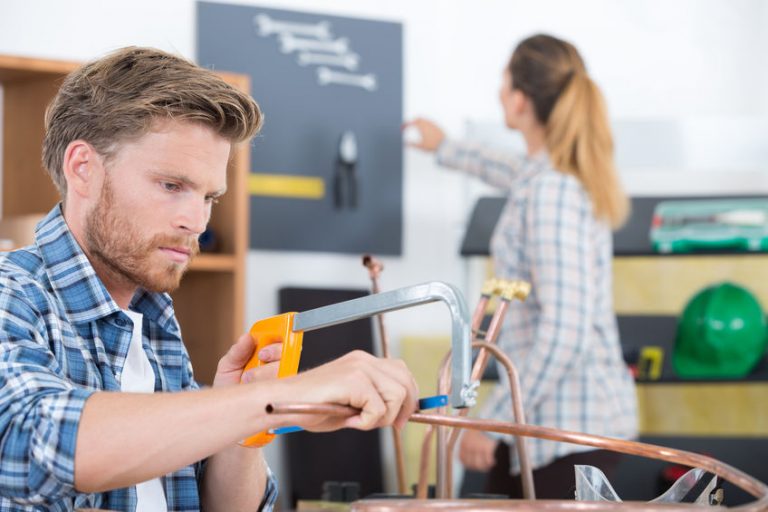 Hombre cortando madera