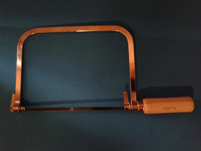 Sierra en fondo negro